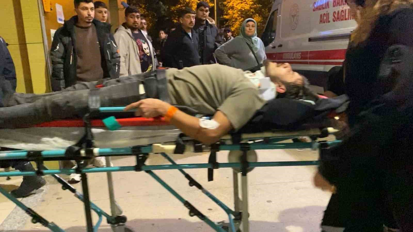 Tır ile kamyonet kafa kafaya çarpıştı: 2 ağır yaralı