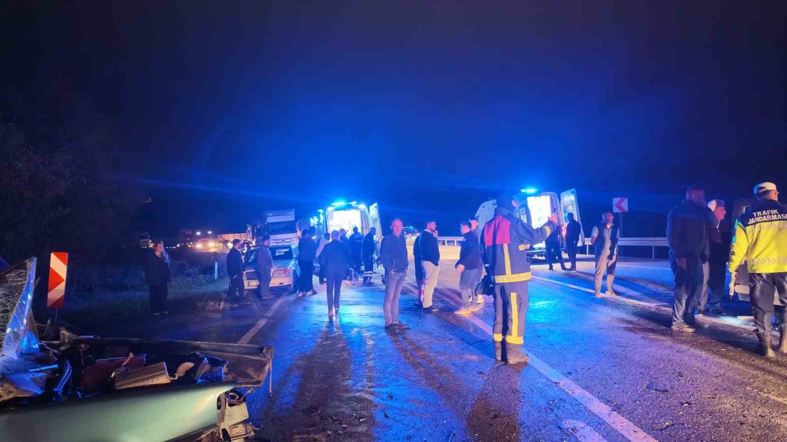 Düzce’de iki araç kafa kafaya çarpıştı: 5 yaralı