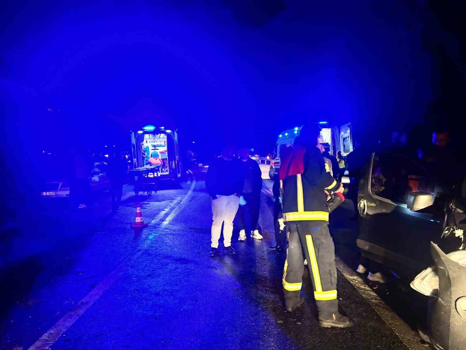 Düzce’de iki araç kafa kafaya çarpıştı: 5 yaralı