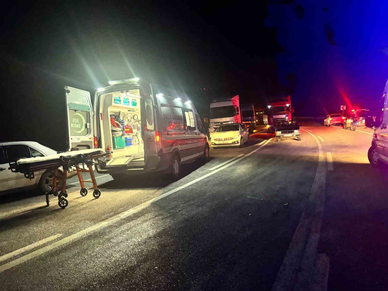 Düzce’de iki araç kafa kafaya çarpıştı: 5 yaralı