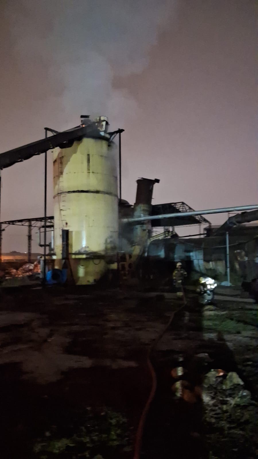 Bursa’da talaş silosu alevlere teslim oldu