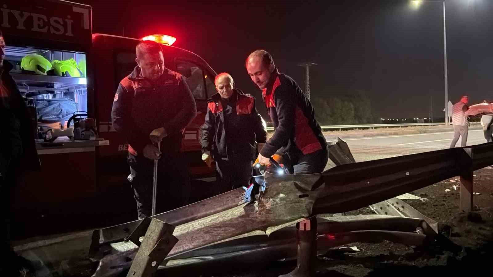 Iğdır’da çimento yüklü tır devrildi: 1 yaralı