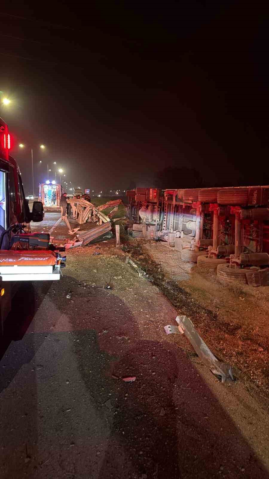 Iğdır’da çimento yüklü tır devrildi: 1 yaralı