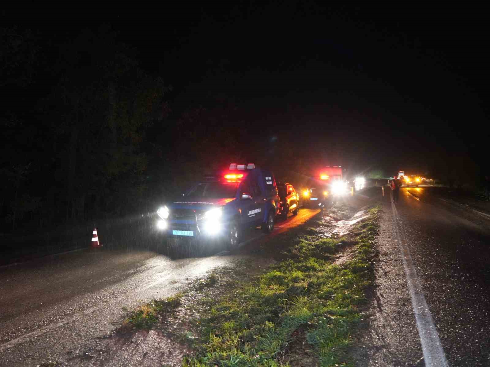 Büyükbaş hayvana çarpan otomobilin sürücüsü hayatını kaybetti
