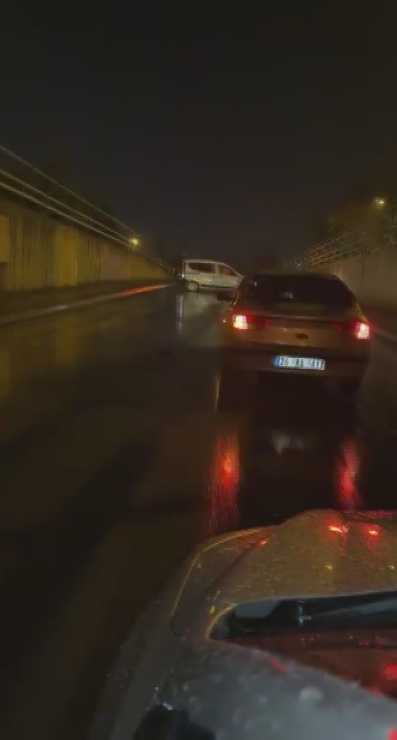 Hatay’da sağanak yağış yolları ve caddeleri göle çevirdi