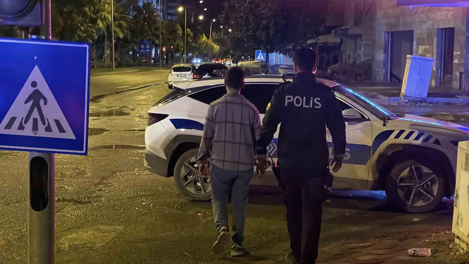 Bir yılda 7 kez üst geçitten atlamak isteyen şahıs, bu defa inşaatın tepesine çıktı