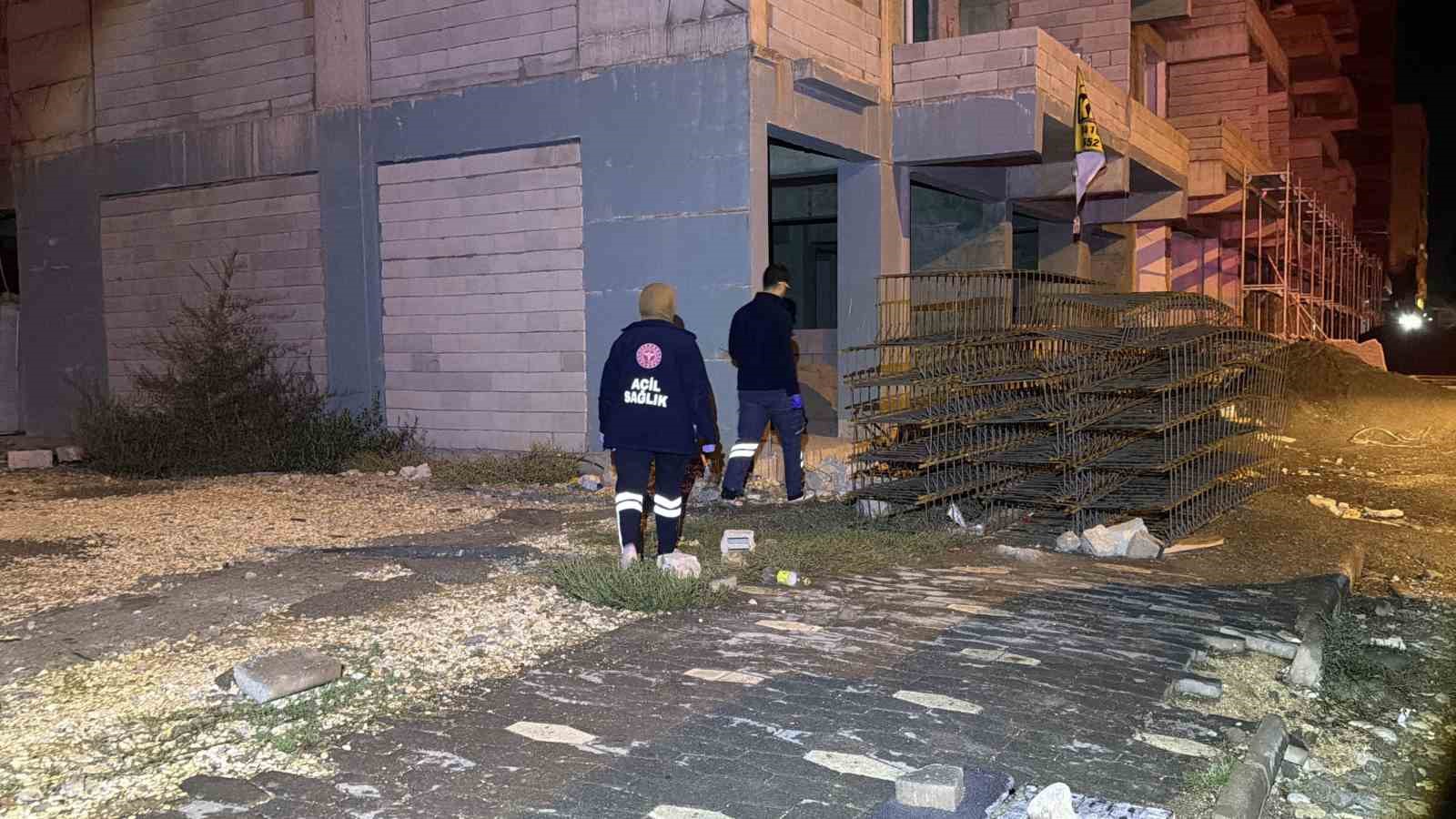 Bir yılda 7 kez üst geçitten atlamak isteyen şahıs, bu defa inşaatın tepesine çıktı