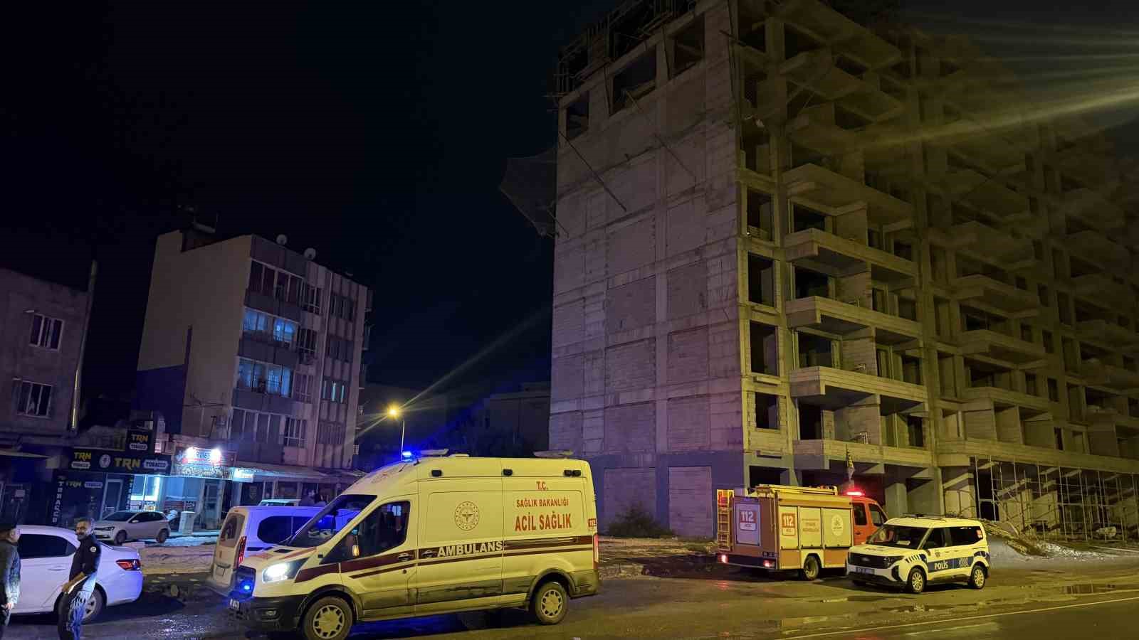 Bir yılda 7 kez üst geçitten atlamak isteyen şahıs, bu defa inşaatın tepesine çıktı