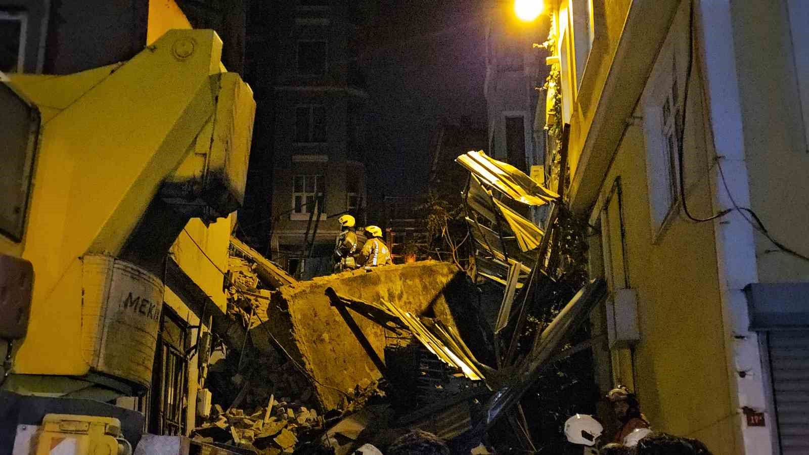 Beyoğlu’nda 5 katlı bina çöktü: Arama çalışmaları devam ediyor