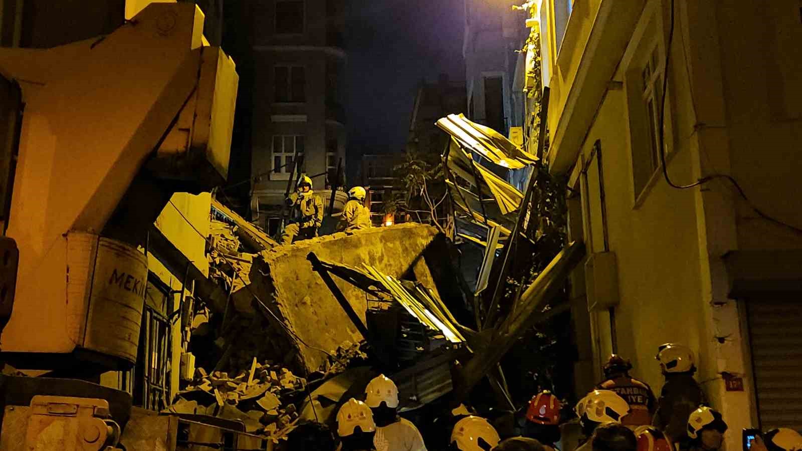 Beyoğlu’nda 5 katlı bina çöktü: Arama çalışmaları devam ediyor
