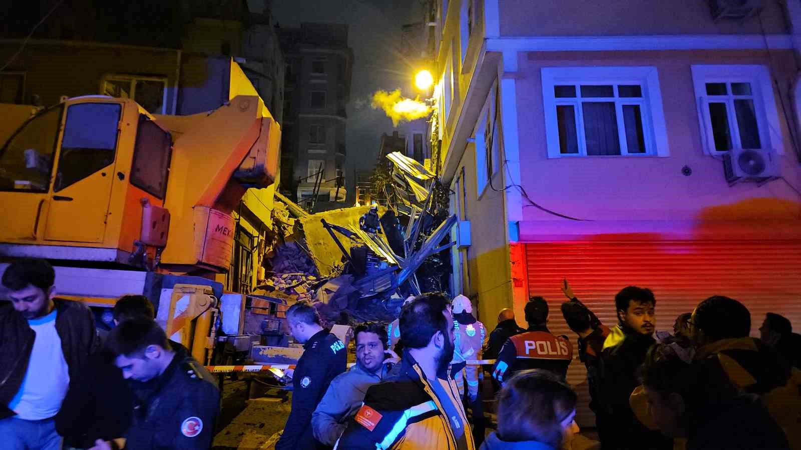 Beyoğlu’nda 5 katlı bina çöktü: Arama çalışmaları devam ediyor