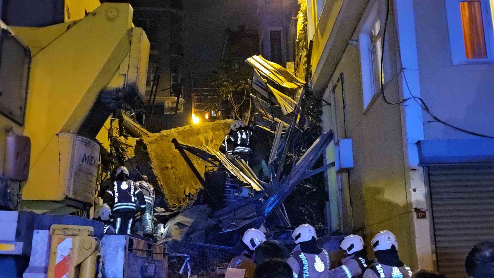 Beyoğlu’nda 5 katlı bina çöktü: Arama çalışmaları devam ediyor
