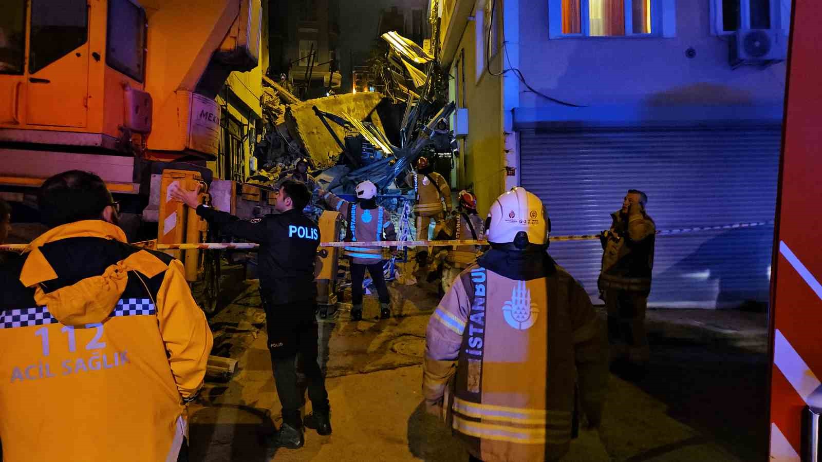 Beyoğlu’nda 5 katlı bina çöktü: Arama çalışmaları devam ediyor