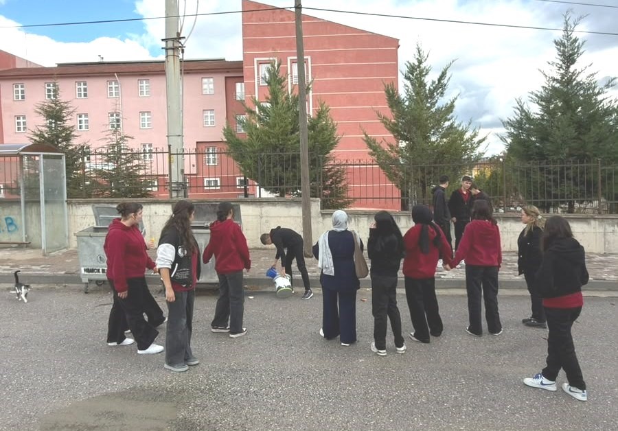 Hisarcık’ta öğrencilerden sokak hayvanlarına anlamlı destek
