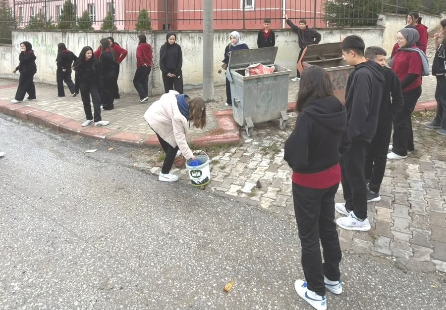 Hisarcık’ta öğrencilerden sokak hayvanlarına anlamlı destek