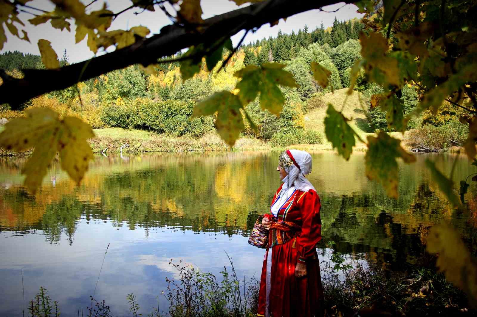 Sonbaharın tüm renkleri bu gölde buluştu