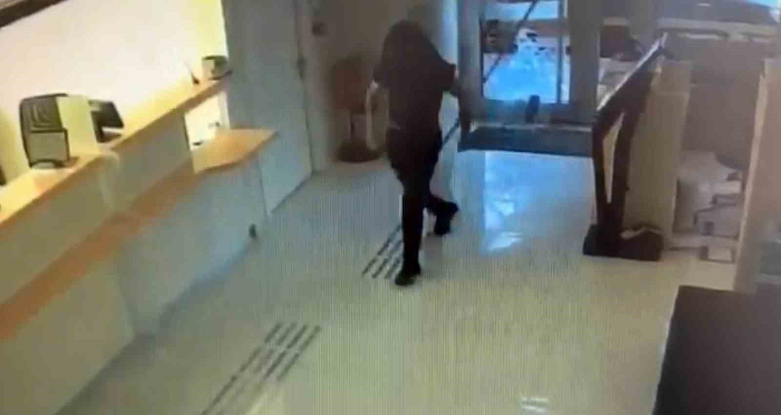 Kaldırım taşıyla bankanın camını kırdıktan sonra aramadık yer bırakmayan hırsızın eli boş döndüğü anlar kameraya yansıdı