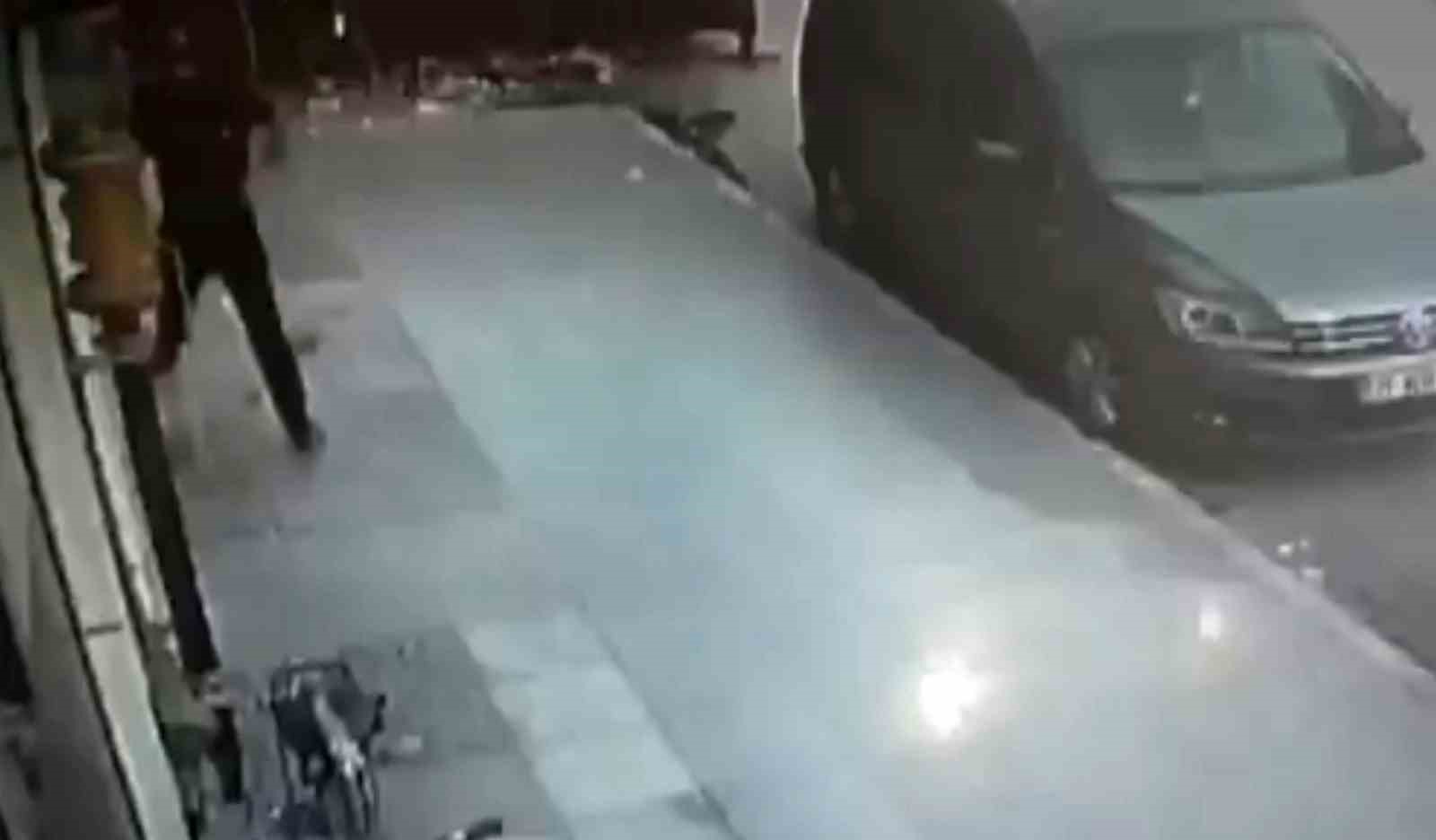 Kaldırım taşıyla bankanın camını kırdıktan sonra aramadık yer bırakmayan hırsızın eli boş döndüğü anlar kameraya yansıdı