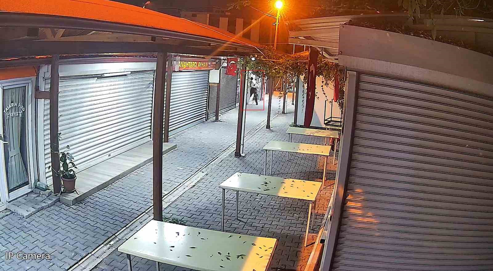 Kaldırım taşıyla bankanın camını kırdıktan sonra aramadık yer bırakmayan hırsızın eli boş döndüğü anlar kameraya yansıdı