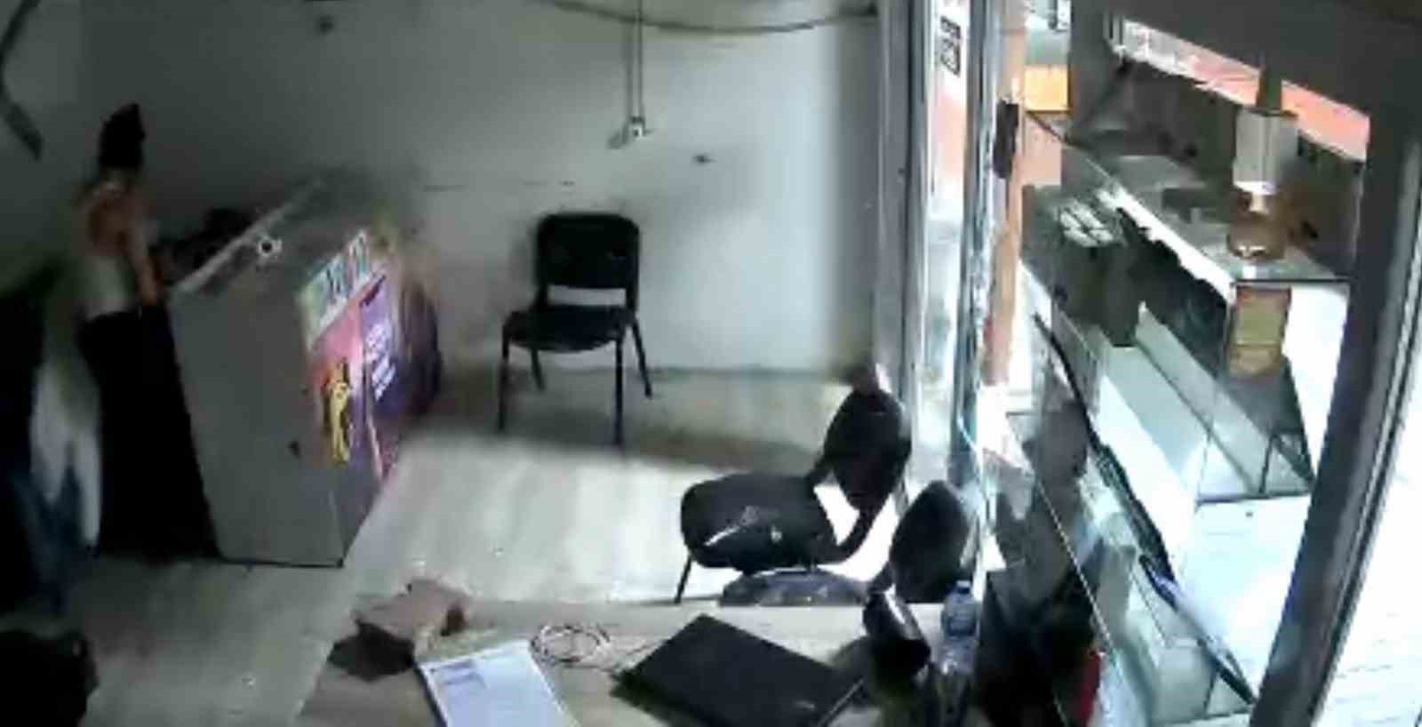 Kaldırım taşıyla bankanın camını kırdıktan sonra aramadık yer bırakmayan hırsızın eli boş döndüğü anlar kameraya yansıdı