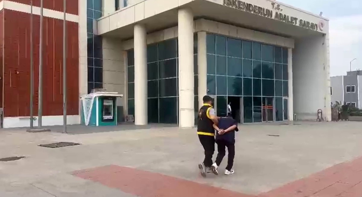 Kaldırım taşıyla bankanın camını kırdıktan sonra aramadık yer bırakmayan hırsızın eli boş döndüğü anlar kameraya yansıdı