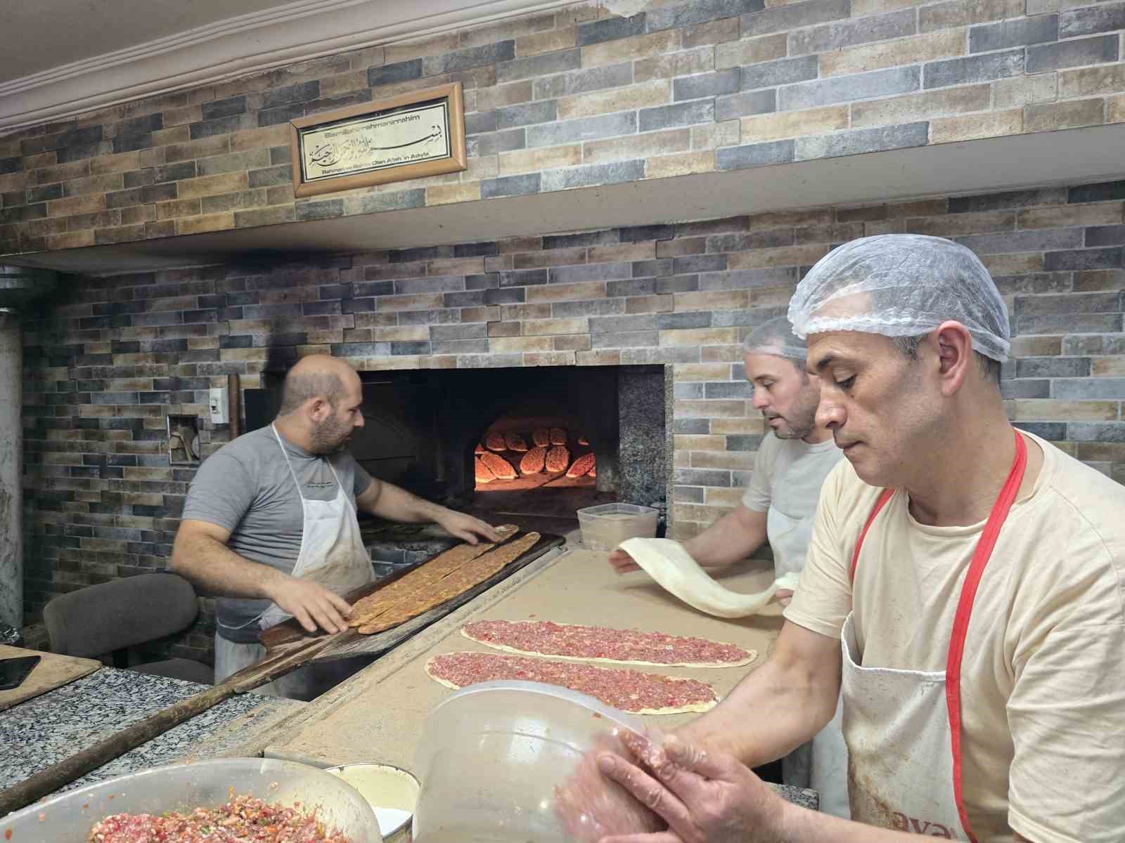 İç Anadolu’nun tescilli lezzetlerinden Yerköy pidesi Konya’nın etli ekmeğine rakip oldu