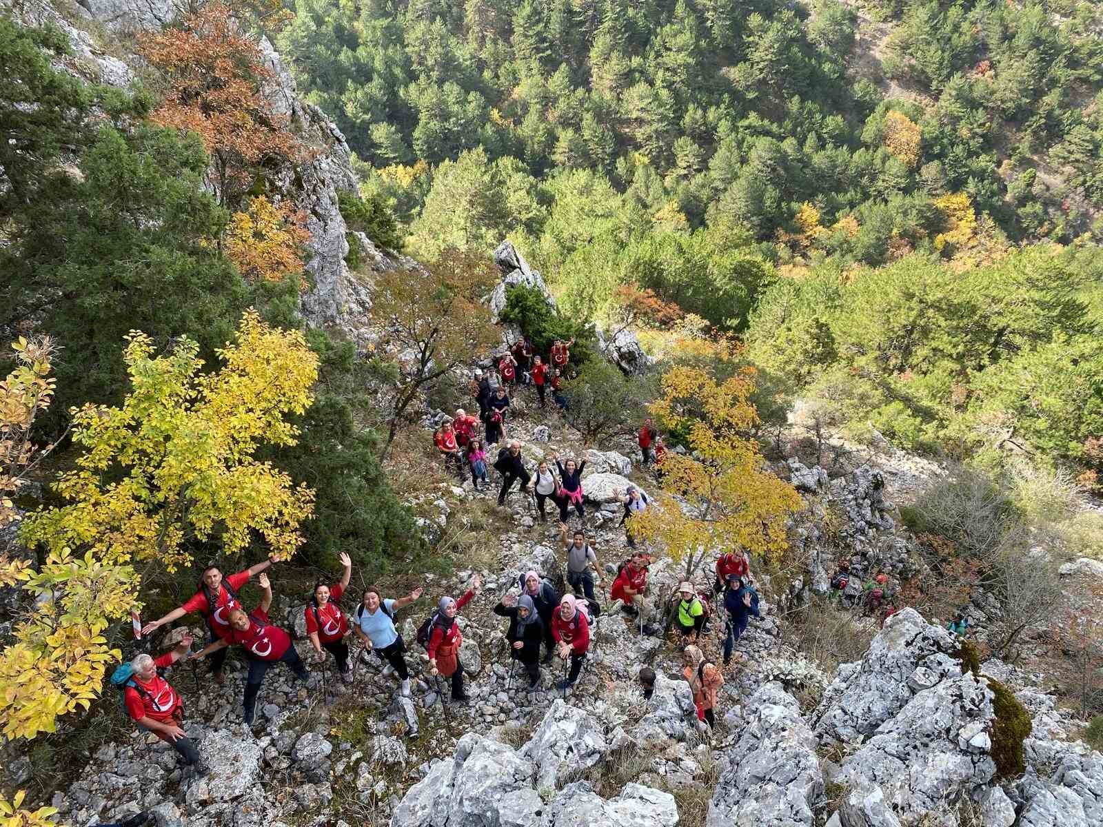 TURBELDAK üyeleri, Spil Dağı’nın tarihi patikalarında yürüdü