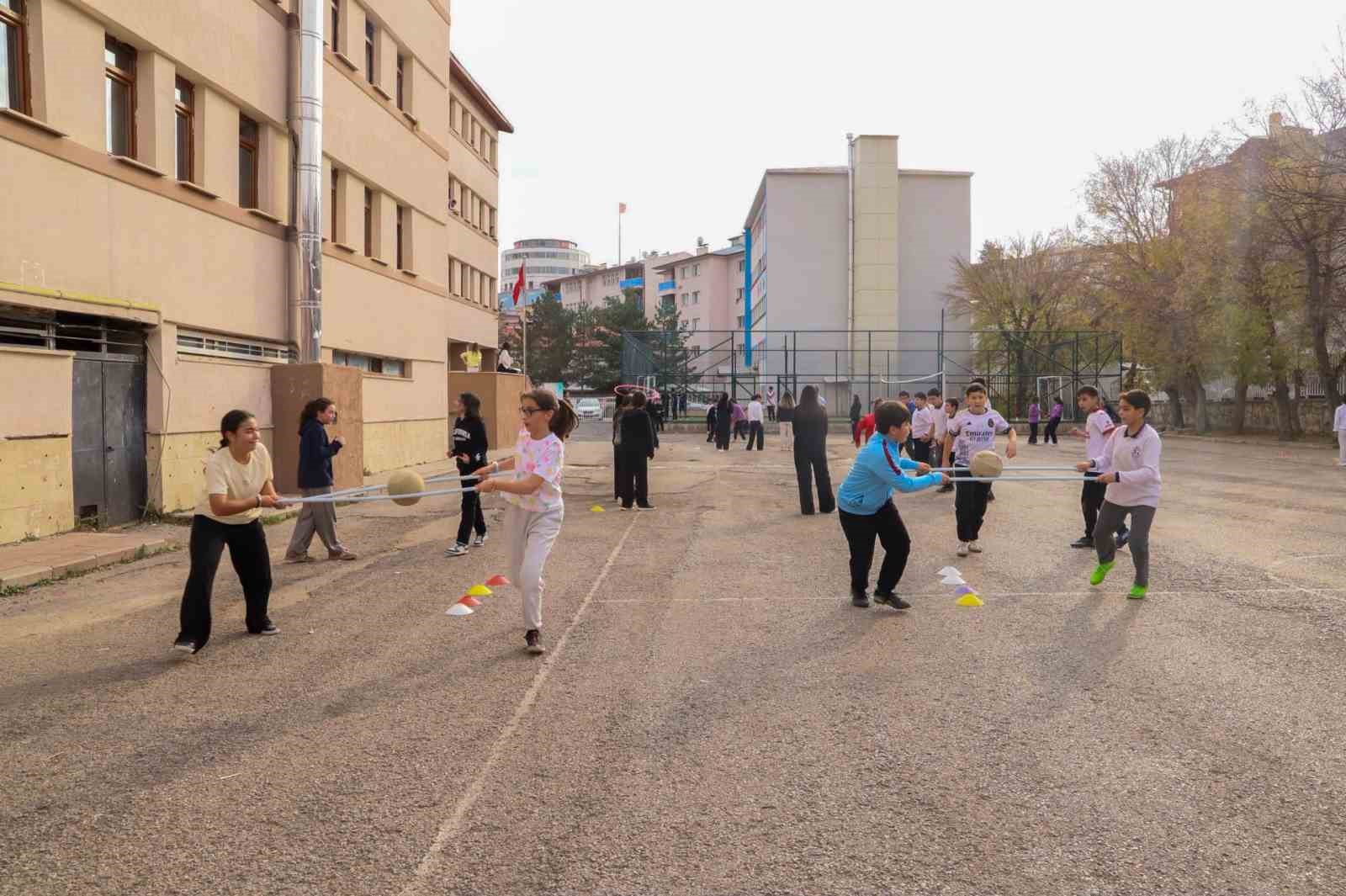 Bayburt’taki 4 okulda ‘Maarifin Kalbinde Oyun’ etkinliği düzenlendi