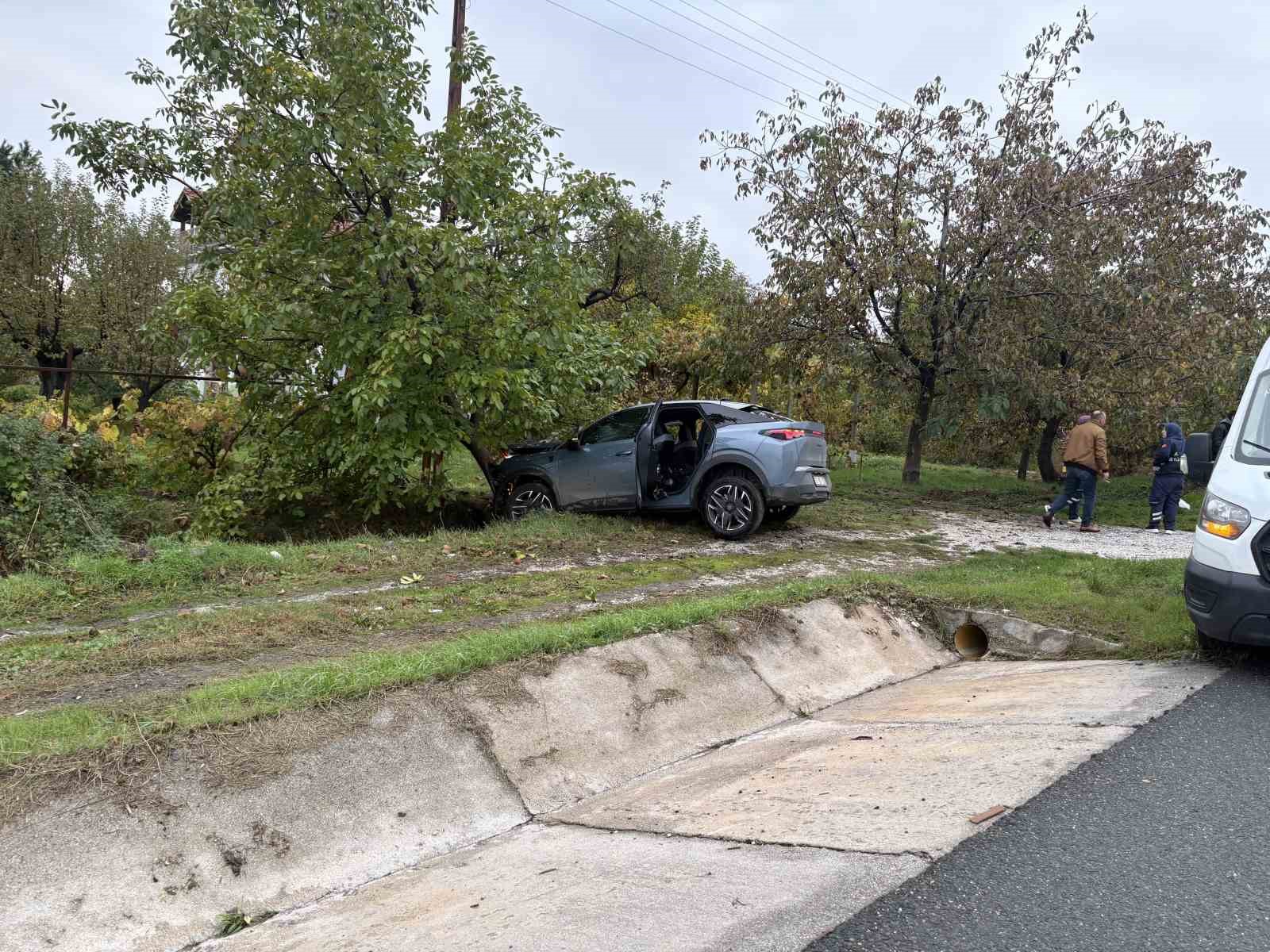 Kastamonu’da cip hafif ticari araç ve ağaca çarptı: 1 yaralı