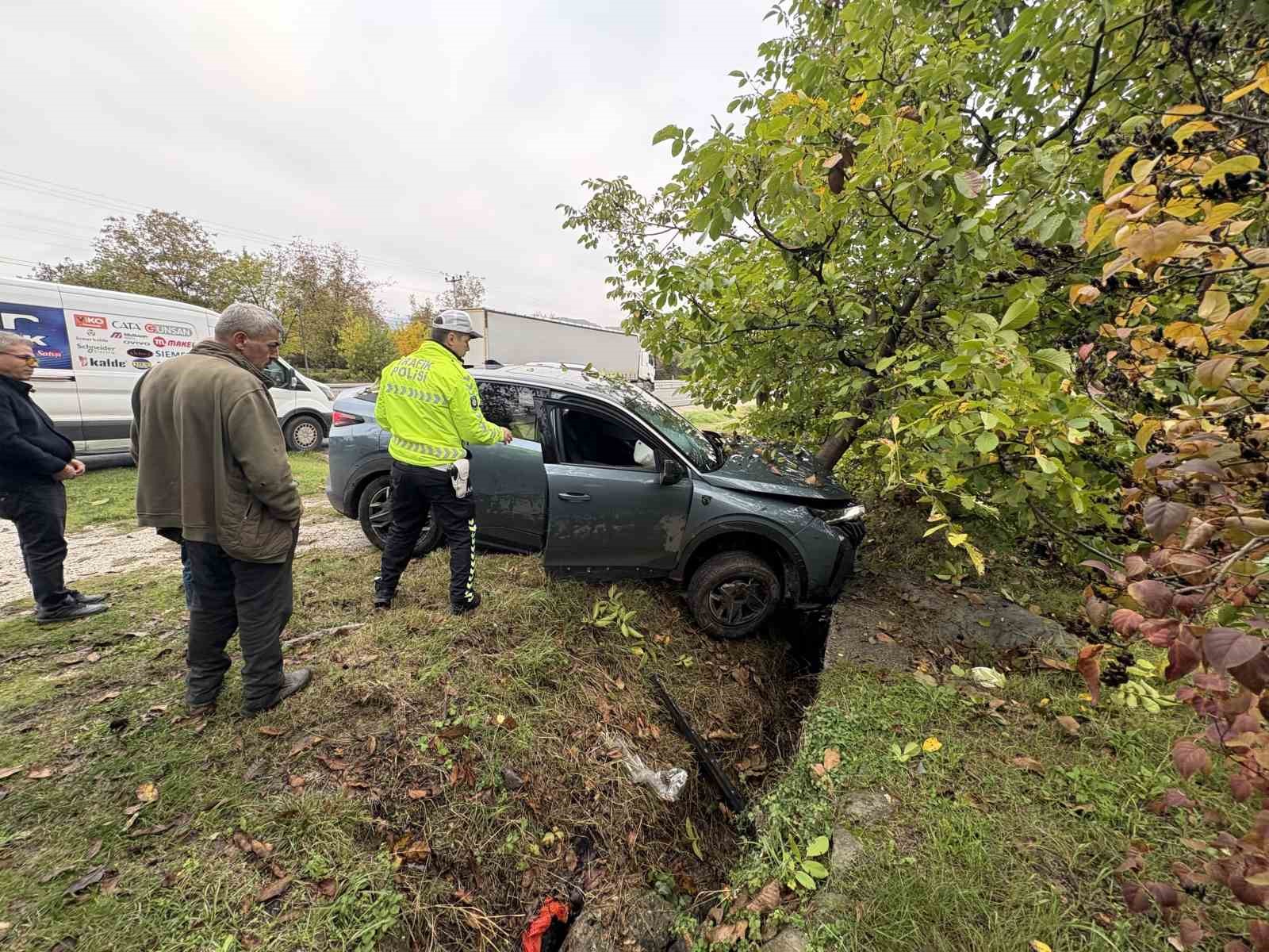 Kastamonu’da cip hafif ticari araç ve ağaca çarptı: 1 yaralı