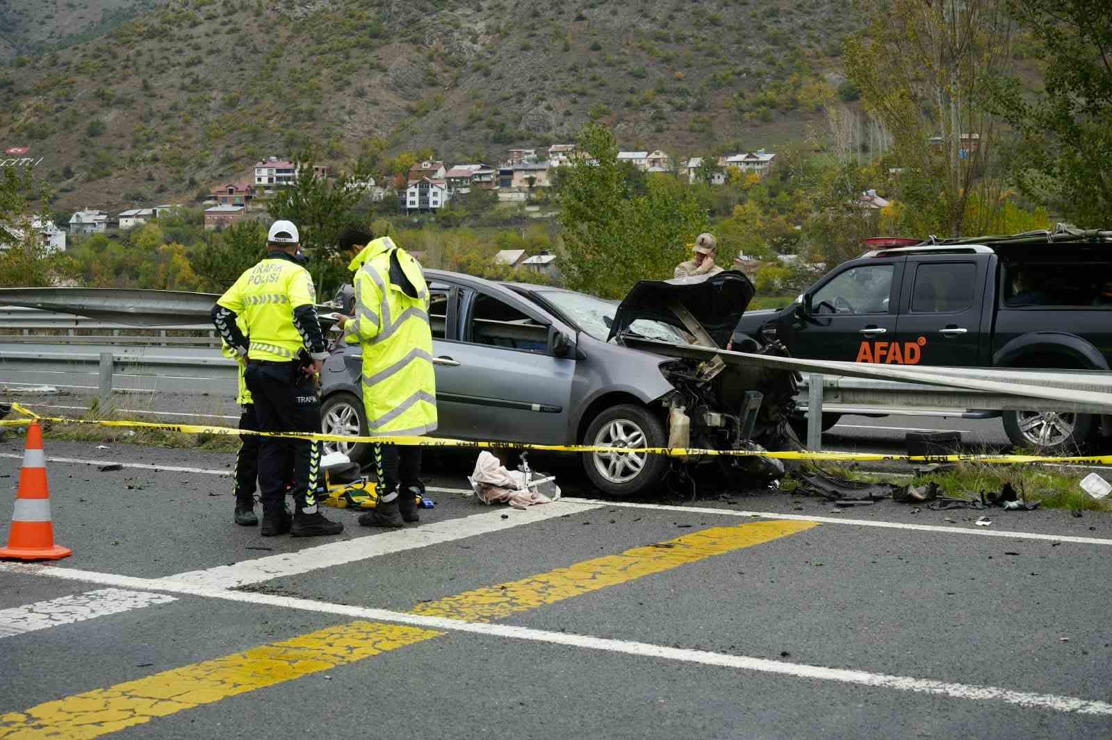 Gümüşhane’de otomobil bariyerlere saplandı: 1 ölü, 1’i ağır 4 yaralı