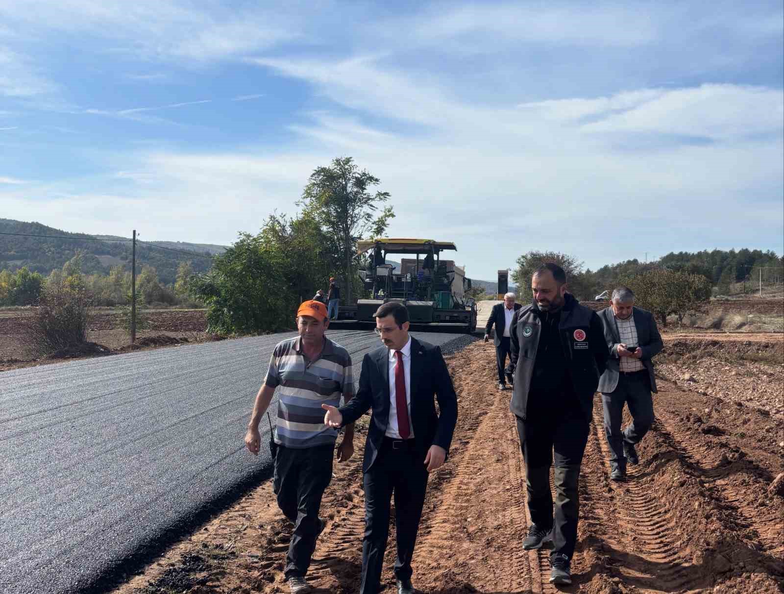 4 kilometrelik köy yolu sıcak asfalta kavuşuyor