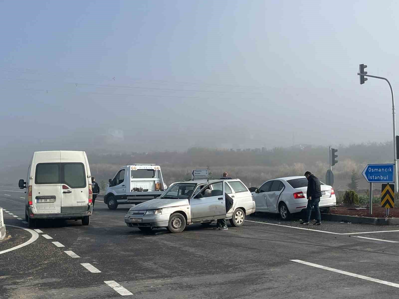 Çorum’da iki otomobil çarpıştı: 3 yaralı