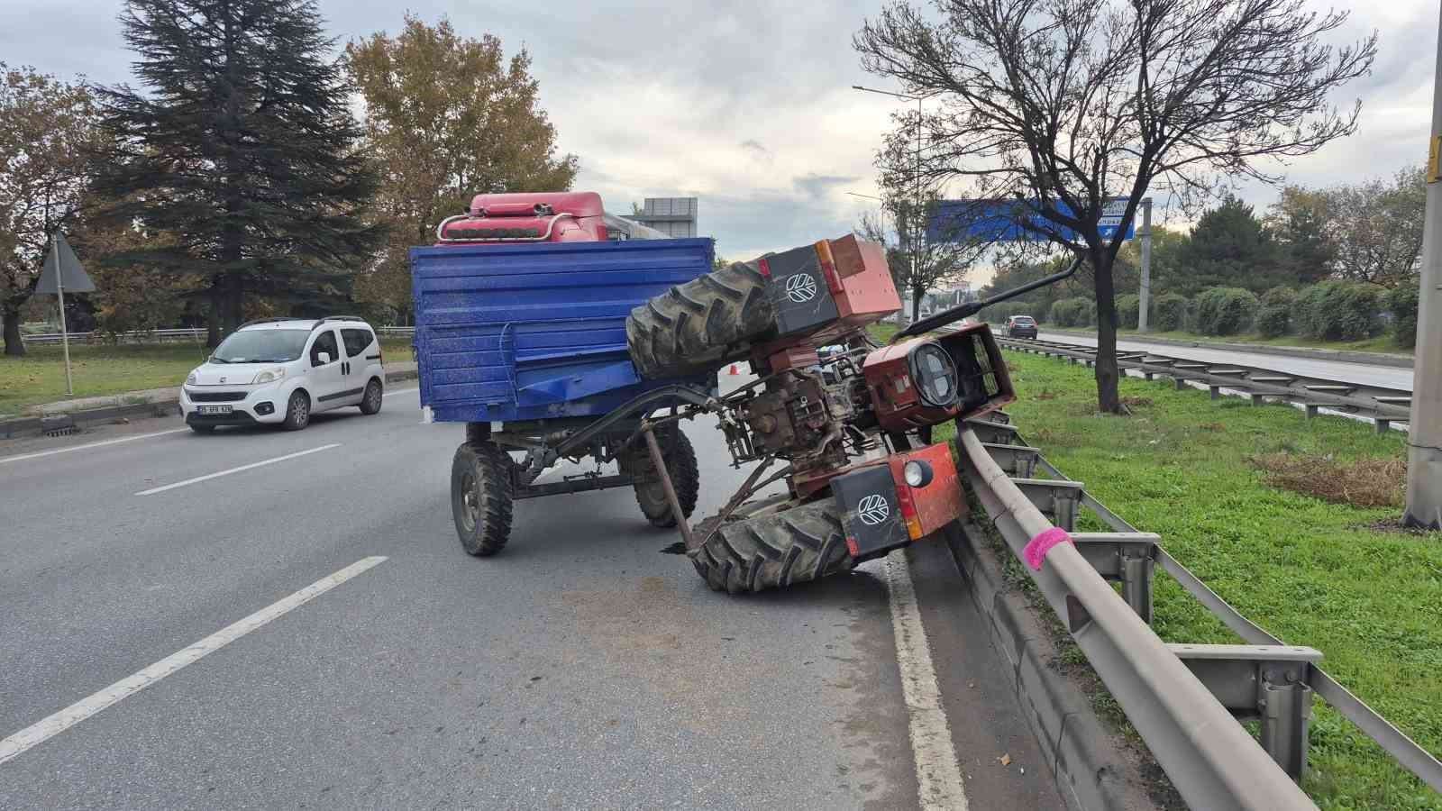 Sürücüsünün kontrolünden çıkan traktör orta refüje devrildi