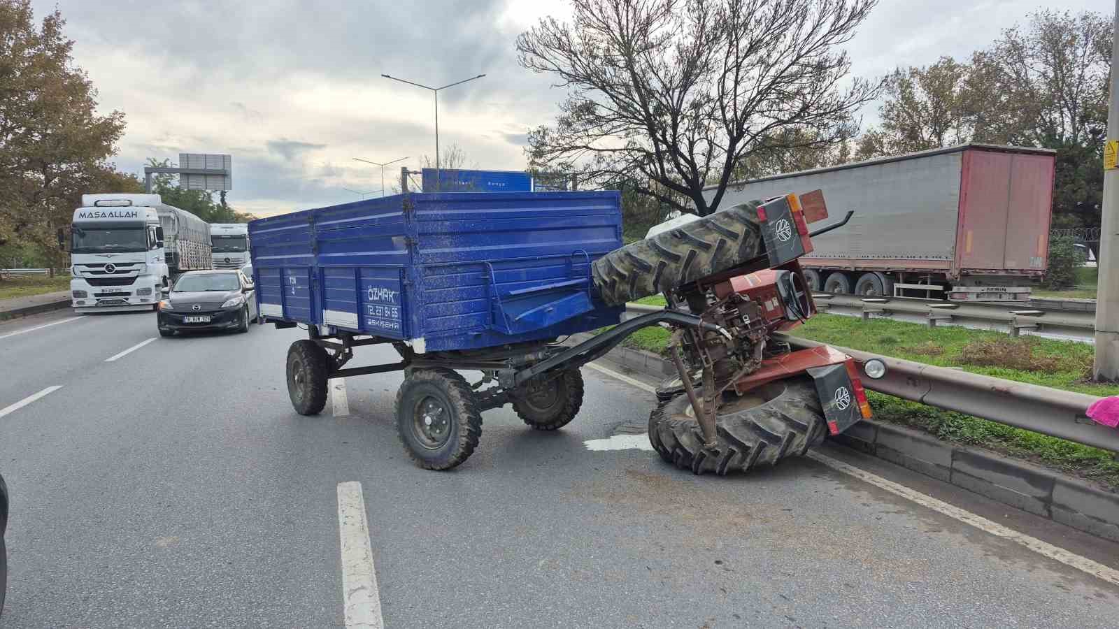 Sürücüsünün kontrolünden çıkan traktör orta refüje devrildi