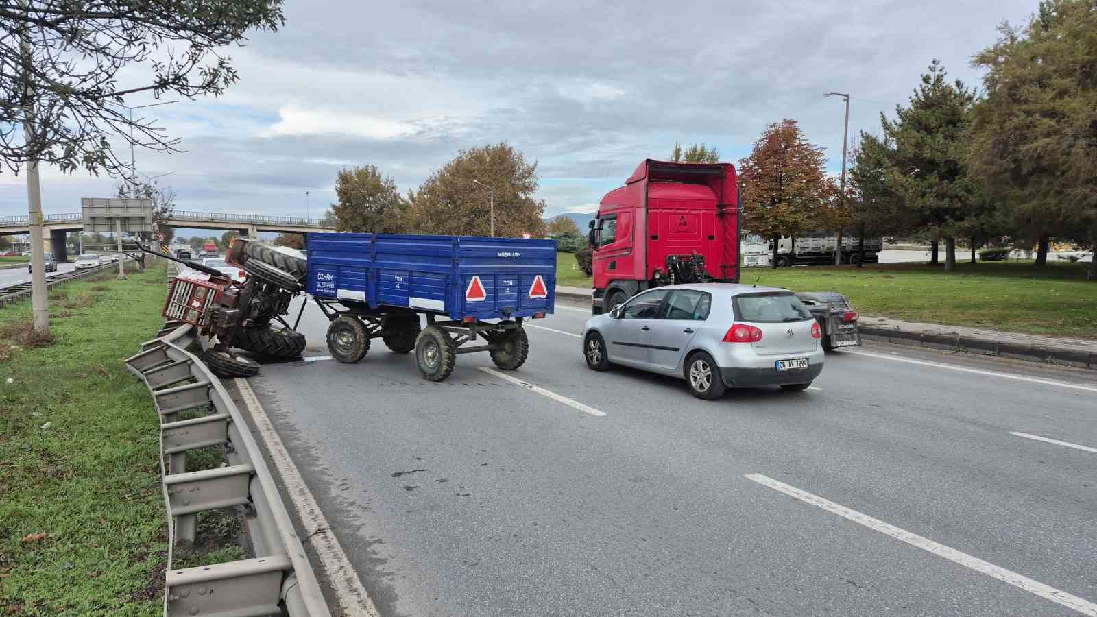 Sürücüsünün kontrolünden çıkan traktör orta refüje devrildi
