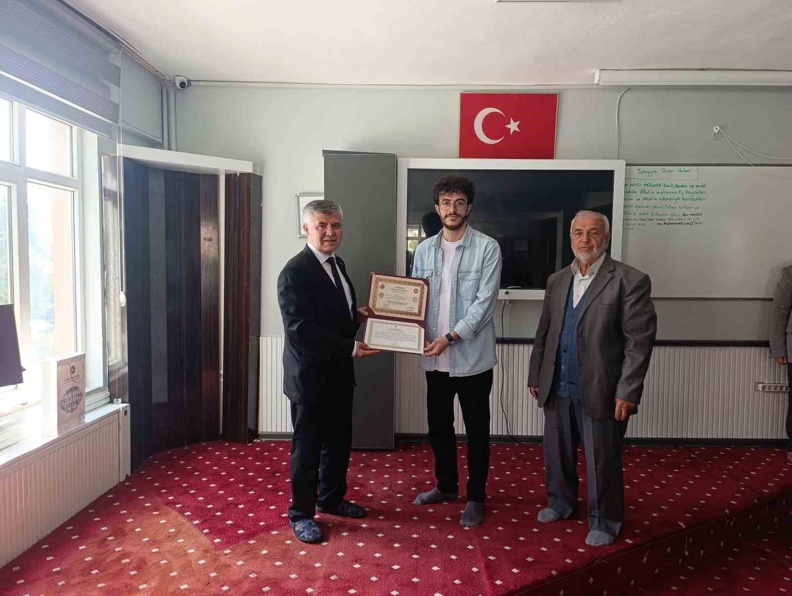 Korkuteli’nde erkek hafızların belge sevinci