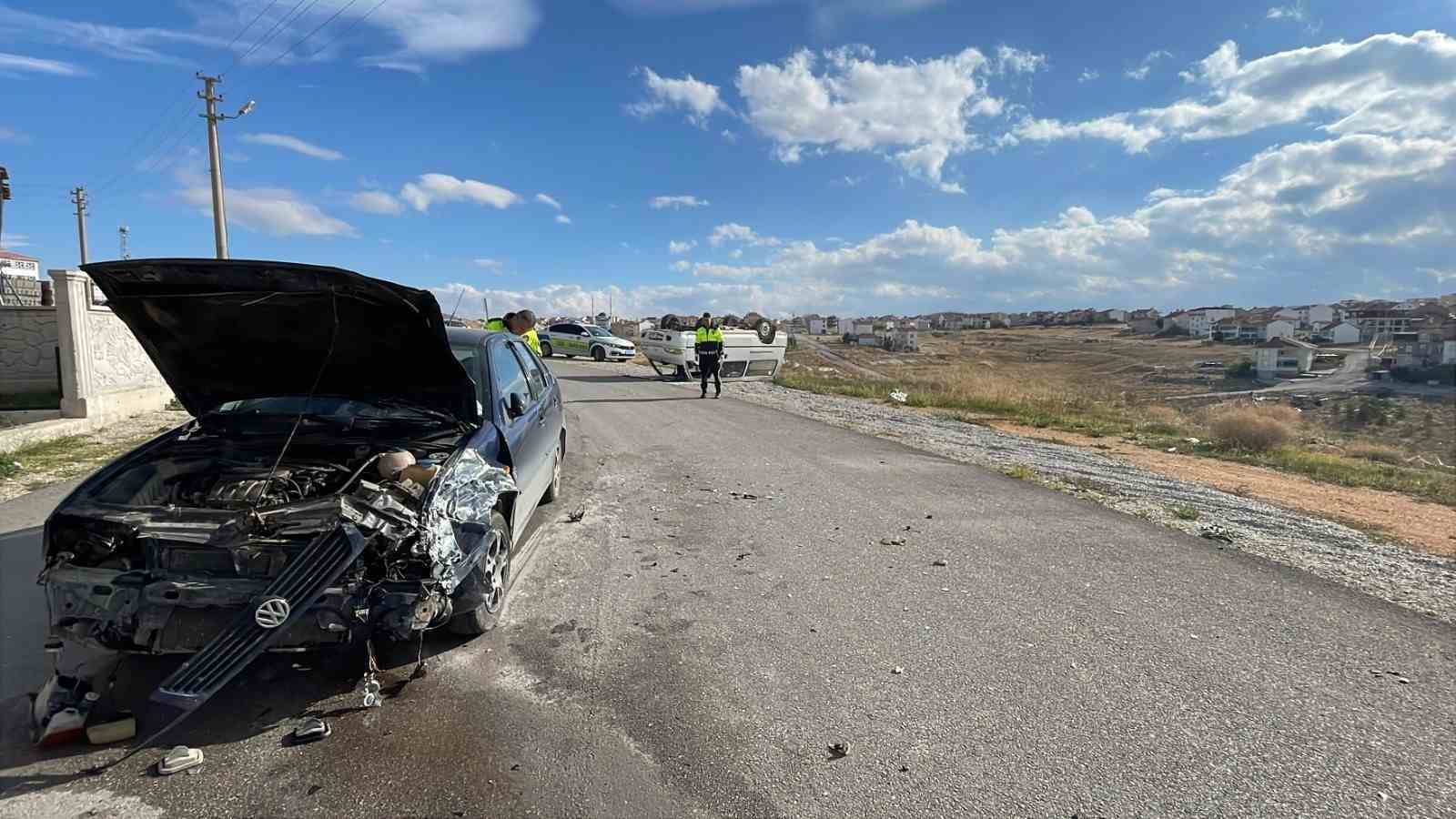 Karaman’da otomobille çarpışan panelvan devrildi: 2 yaralı