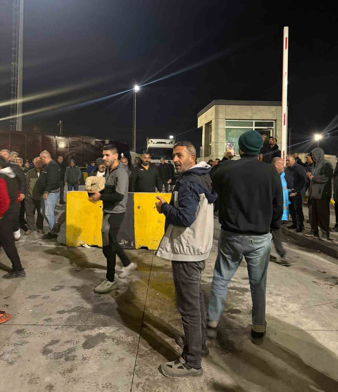 Kapıkule ve Hamzabeyli’de tır sürücülerinden eylem