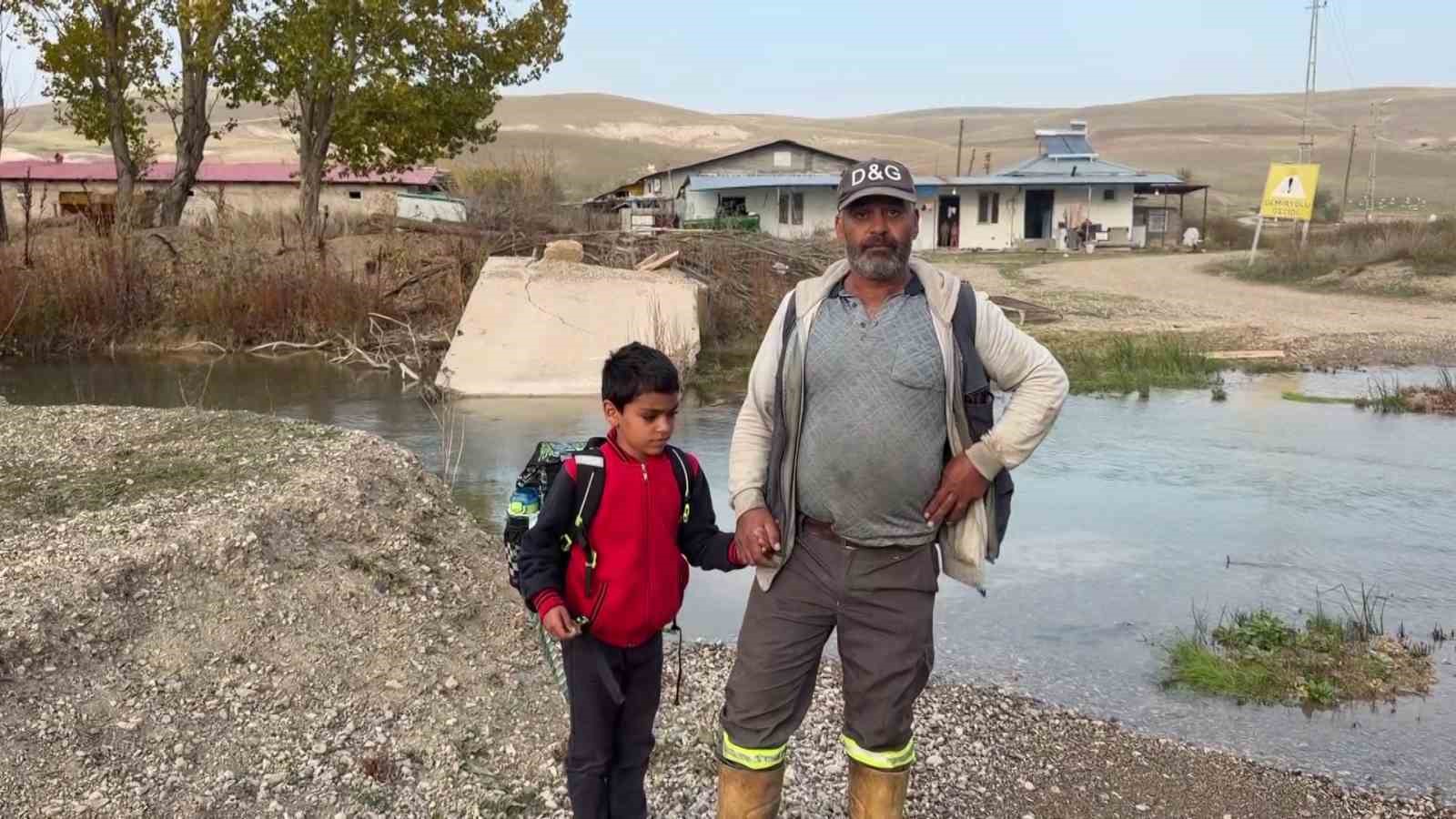 Köprü yıkılınca evladını her gün sırtında taşıyıp ırmaktan geçiriyor