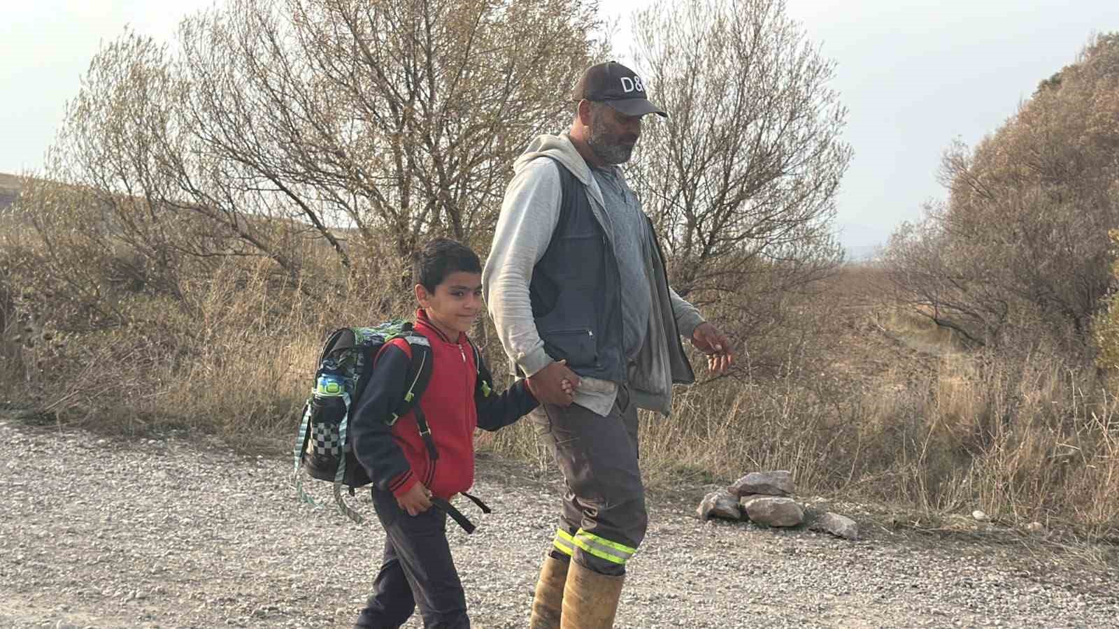 Köprü yıkılınca evladını her gün sırtında taşıyıp ırmaktan geçiriyor