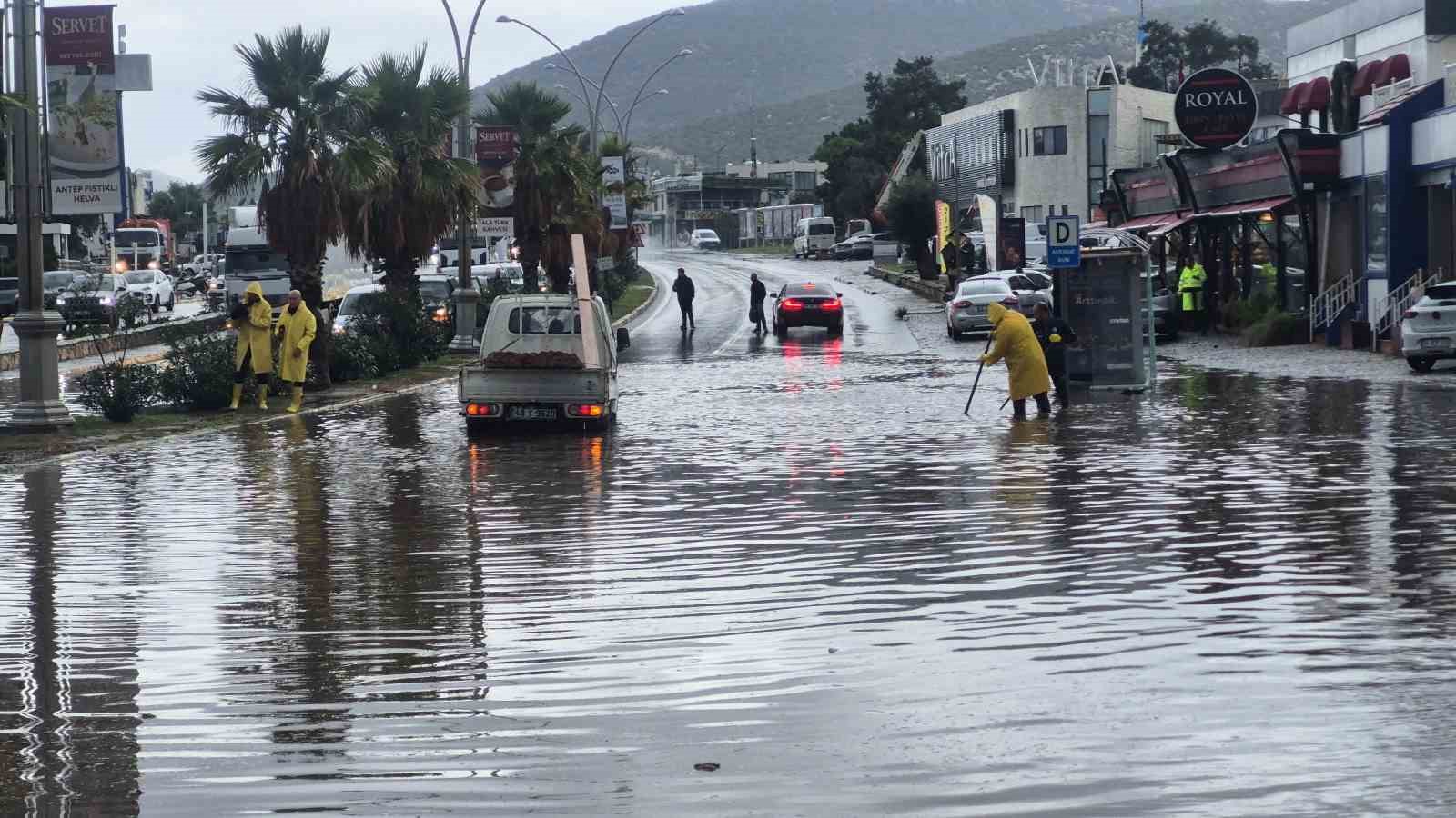 Bodrum’da yol göle döndü