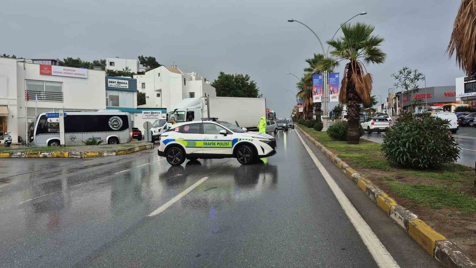 Bodrum’da yol göle döndü
