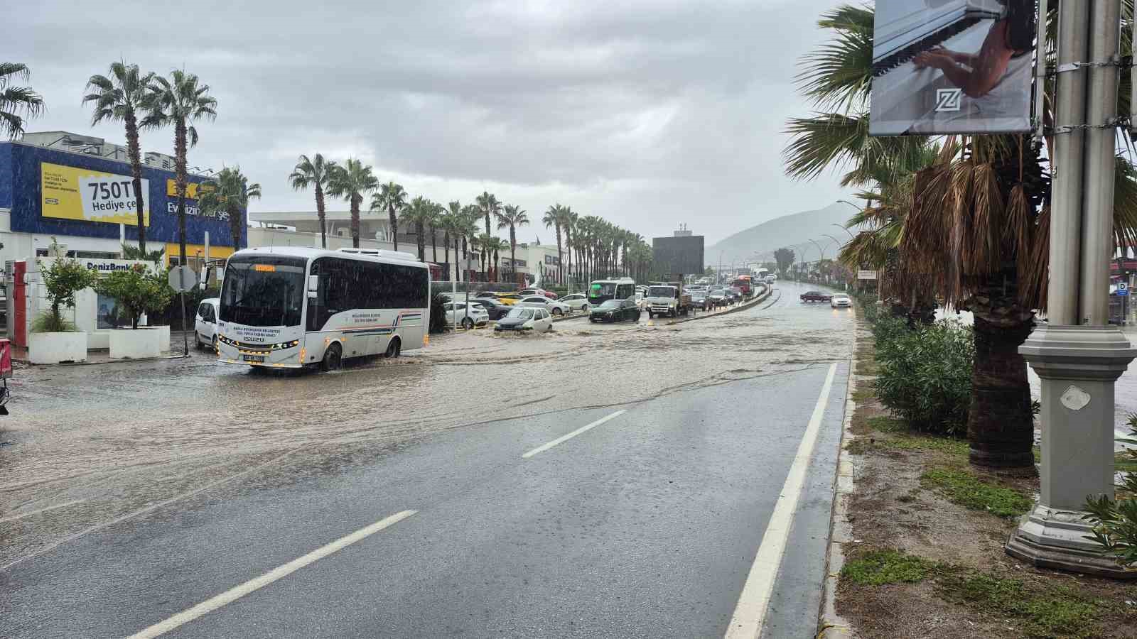 Bodrum’da yol göle döndü