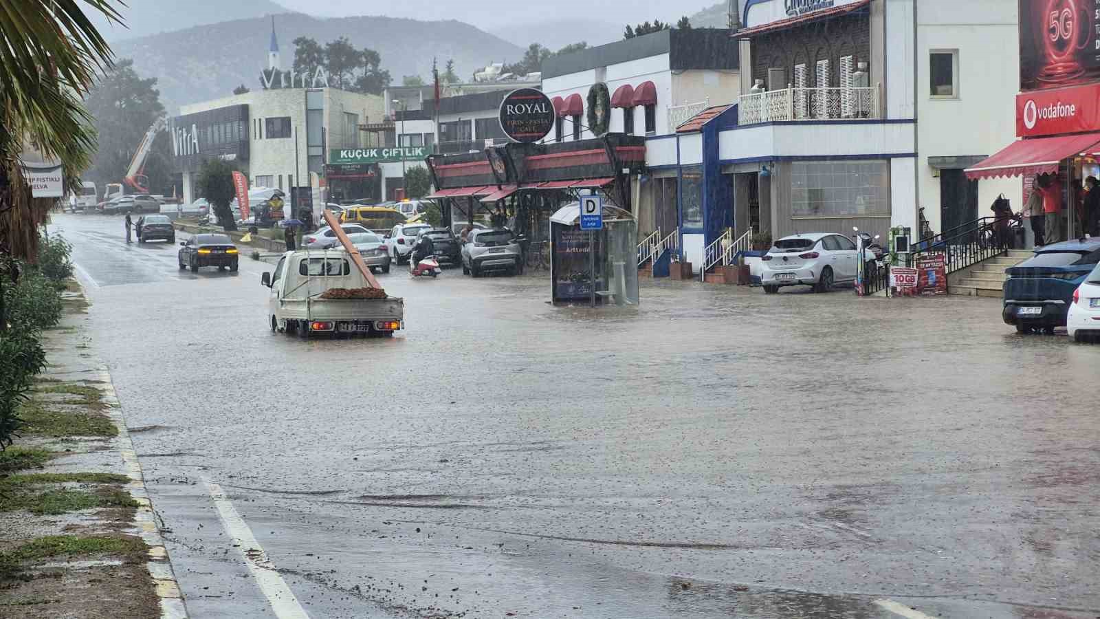 Bodrum’da yol göle döndü