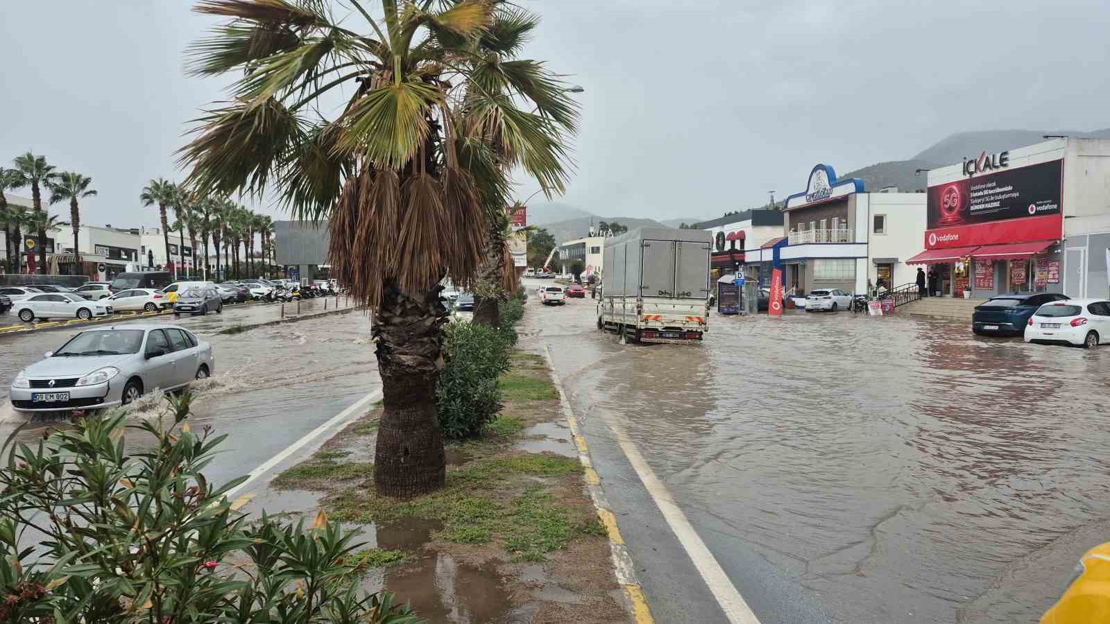 Bodrum’da yol göle döndü
