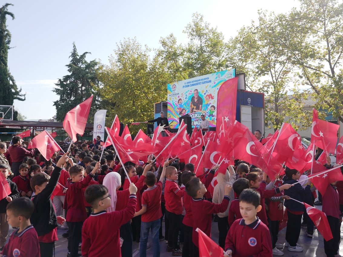 Denizli Büyükşehirle Cumhuriyet coşkusu okullara taştı