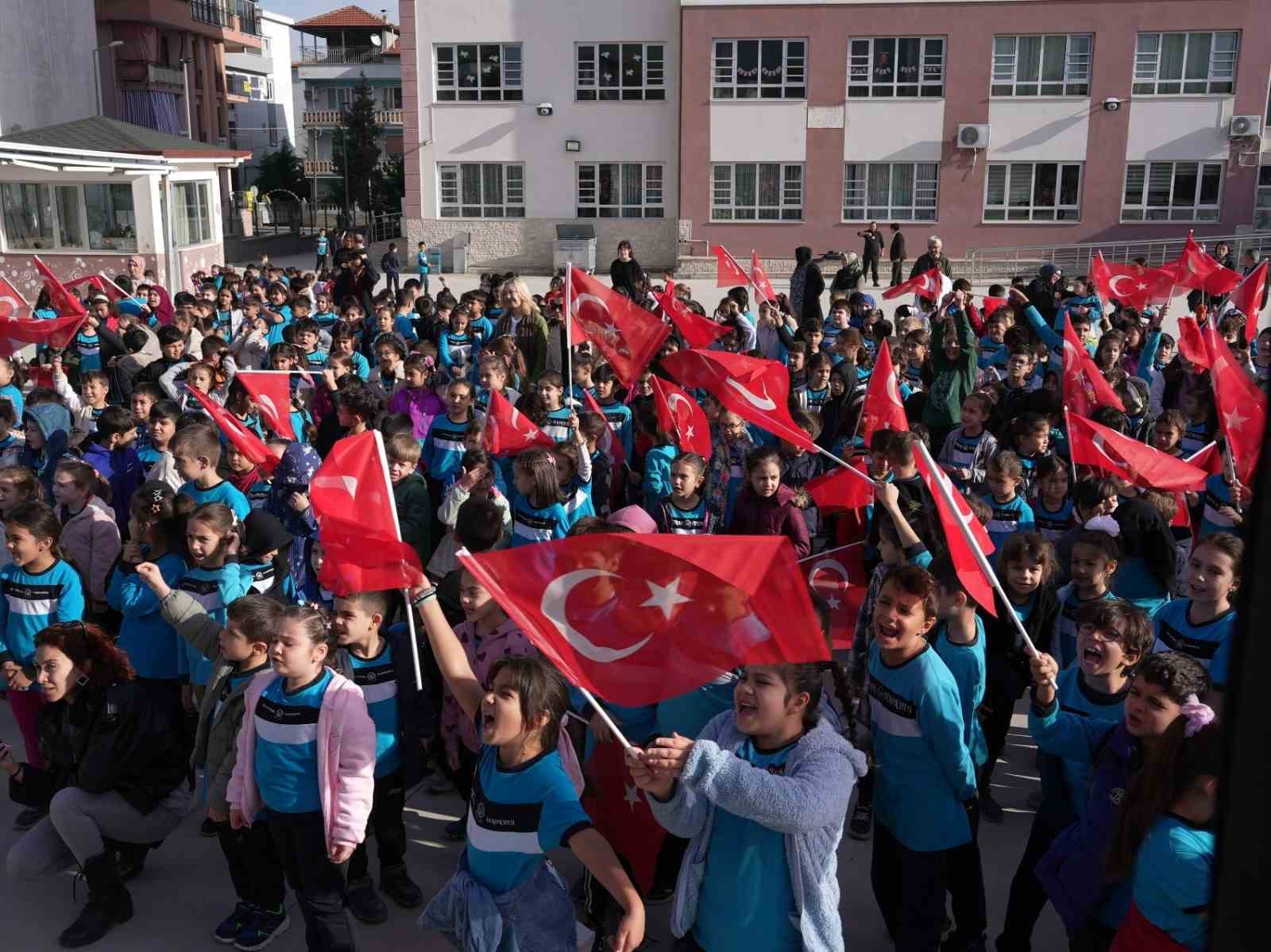 Denizli Büyükşehirle Cumhuriyet coşkusu okullara taştı