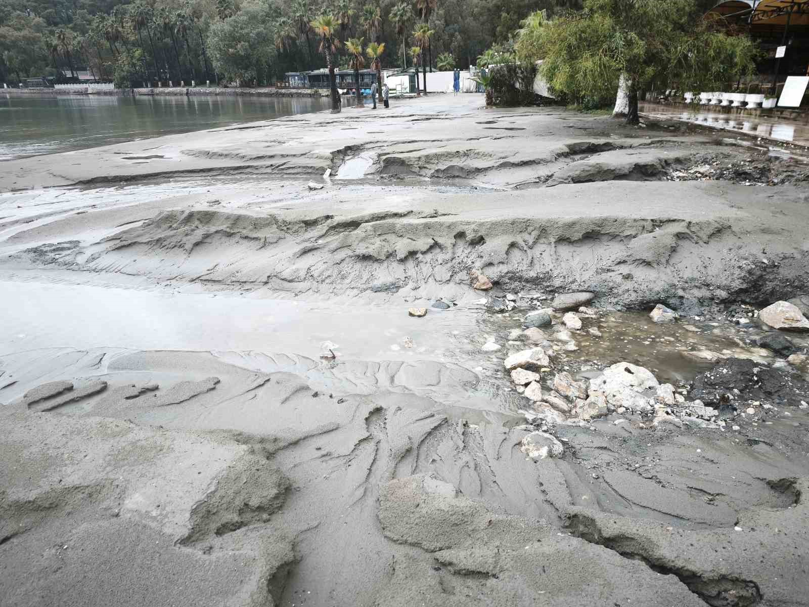 Muğla’da sakin kentin sahili kullanılmaz hale geldi