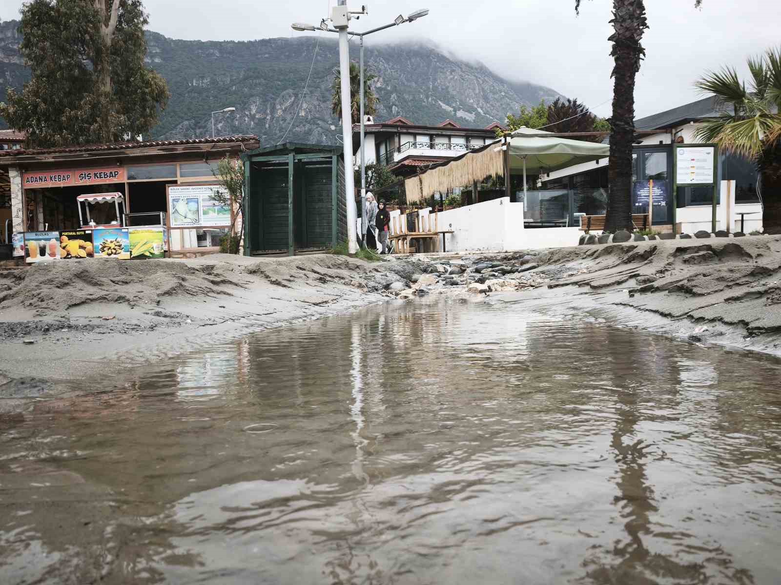Muğla’da sakin kentin sahili kullanılmaz hale geldi